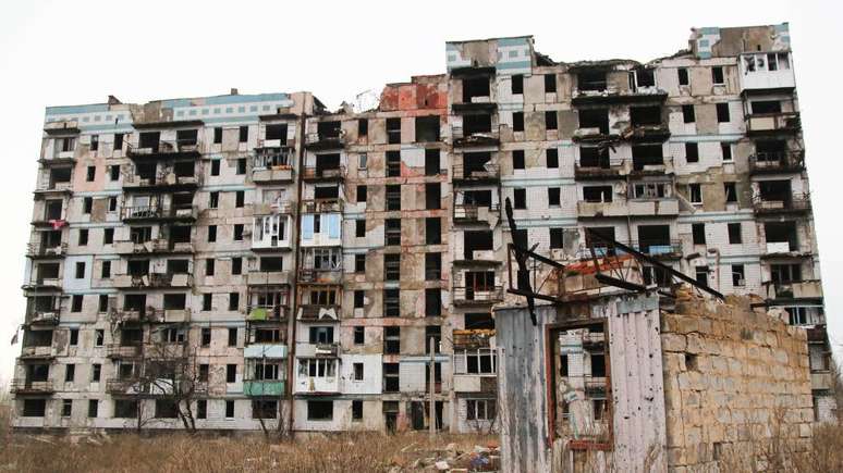 Prédios próximos ao aeroporto de Donetsk foram destruídos durante o conflito