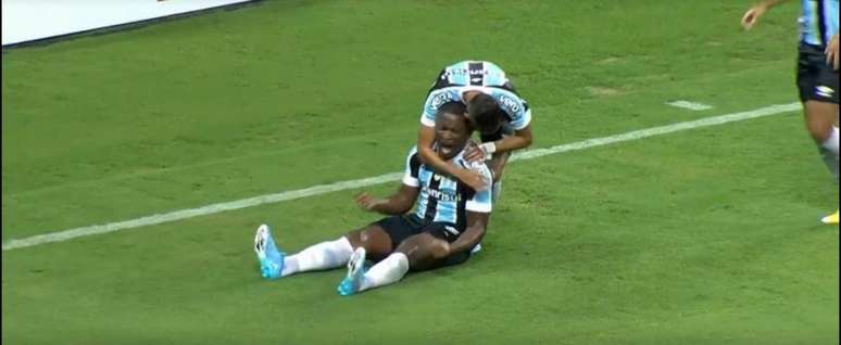 Elias fez os dois gols do Grêmio no jogo (Foto: Reprodução/Premiere)