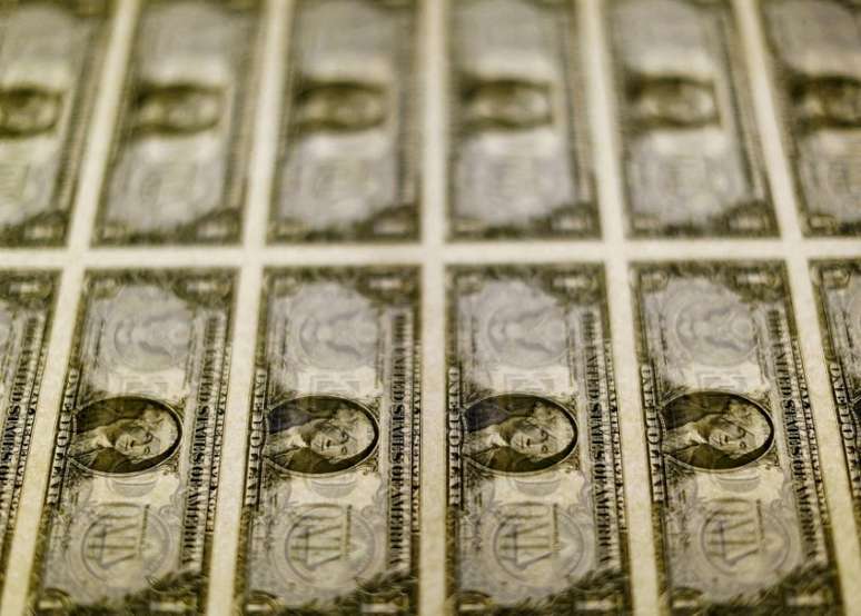 Cédulas de dólar em centro de impressão em Washington. 14/11/2014 REUTERS/Gary Cameron