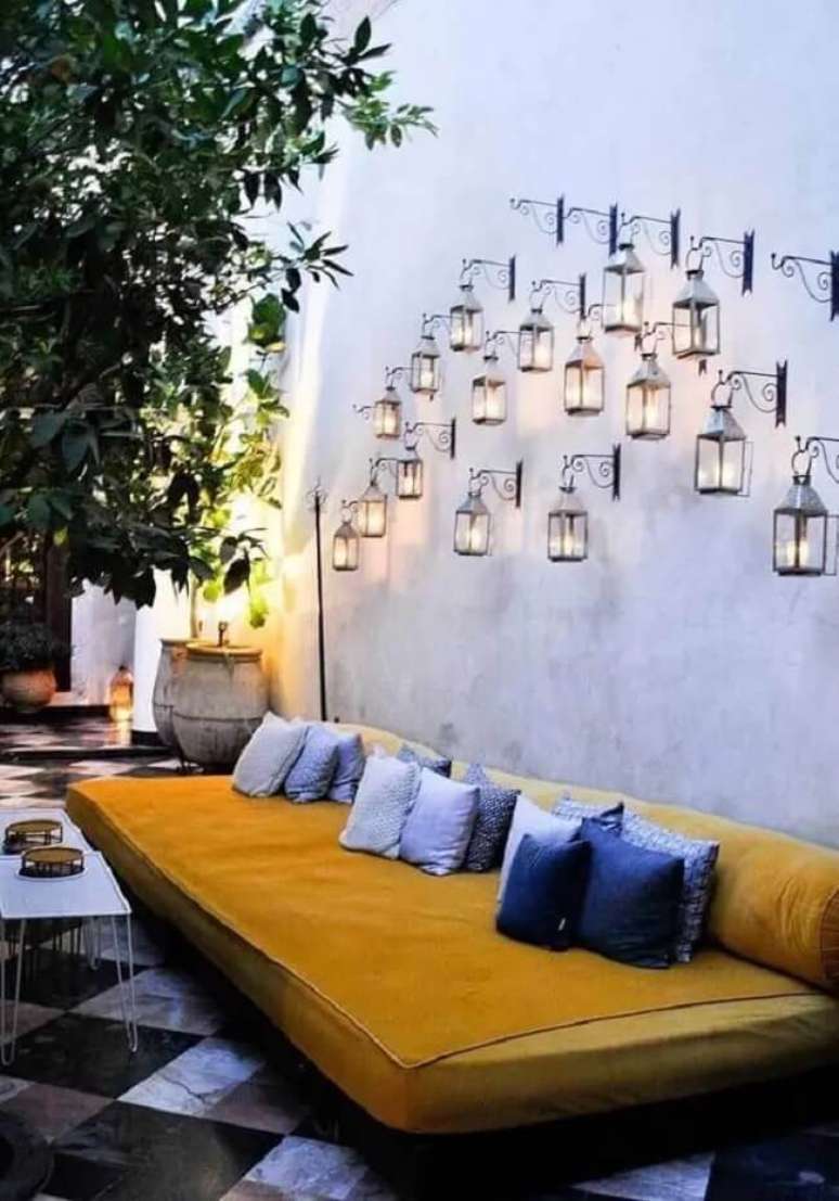 25. Decoração com luz de jardim de parede feita com lanternas. Fonte: Le Journal de La Maison