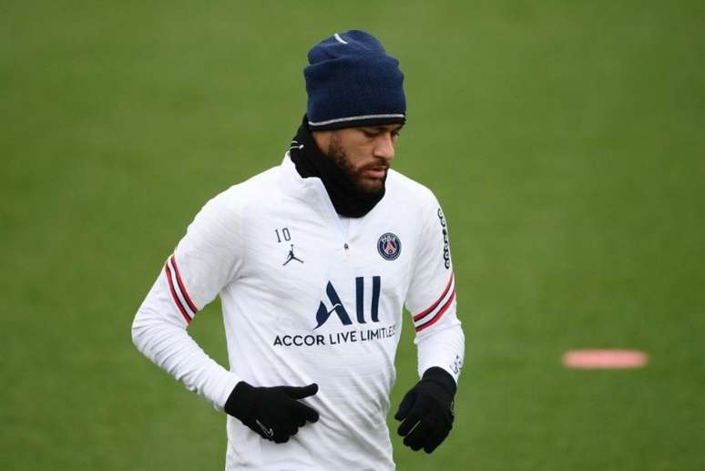 Neymar voltou a correr no gramado no CT do PSG nesta quarta-feira (Foto: FRANCK FIFE / AFP)