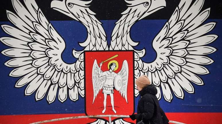 O emblema da República Popular de Donetsk está bastante presente na região rebelde