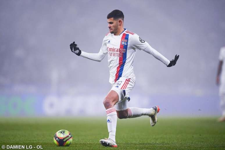 Bruno Guimarães ainda não está acertado com o Newcastle (Foto: Damien LG / Lyon)