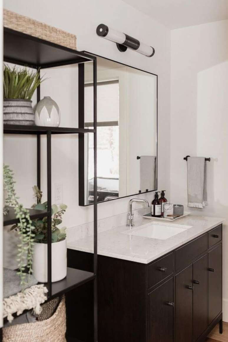 6. As cores neutras na decora&ccedil;&atilde;o s&atilde;o as mais indicadas para quem busca requinte e sofistica&ccedil;&atilde;o na hora do banho. Fonte: Reprodu&ccedil;&atilde;o