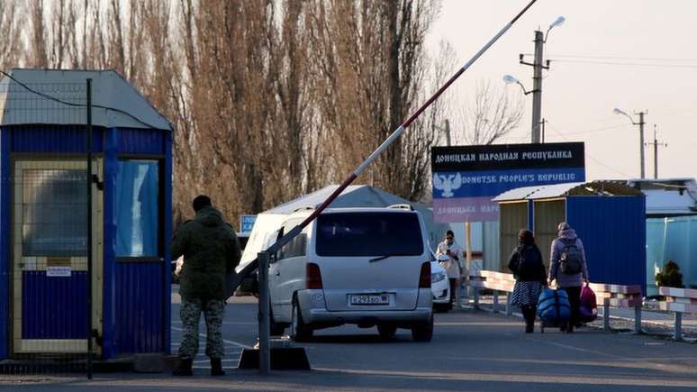 Muitos ucranianos precisam viajar a áreas rebeldes passando pela Rússia