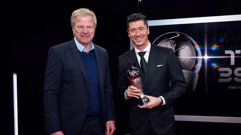 Oliver Kahn e Lewandowski durante a entrega do The Best, da Fifa (Foto: Divulgação / Bayern de Munique)