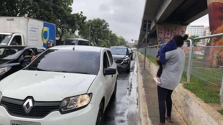 Caroline Silveira e sua filha mais nova, de 1 ano e 9 meses, vivem embaixo do viaduto do metrô na zona norte de SP