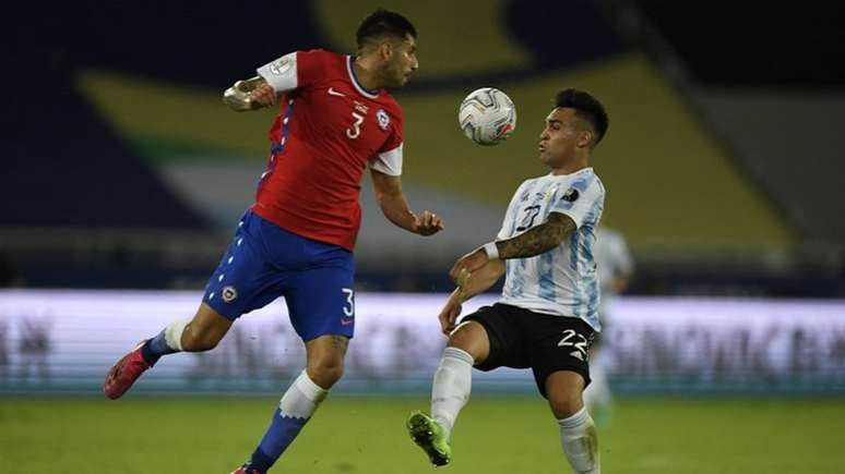 Chile e Argentina se enfrentaram na estreia da Copa América 2021 (Foto: MAURO PIMENTEL / AFP)
