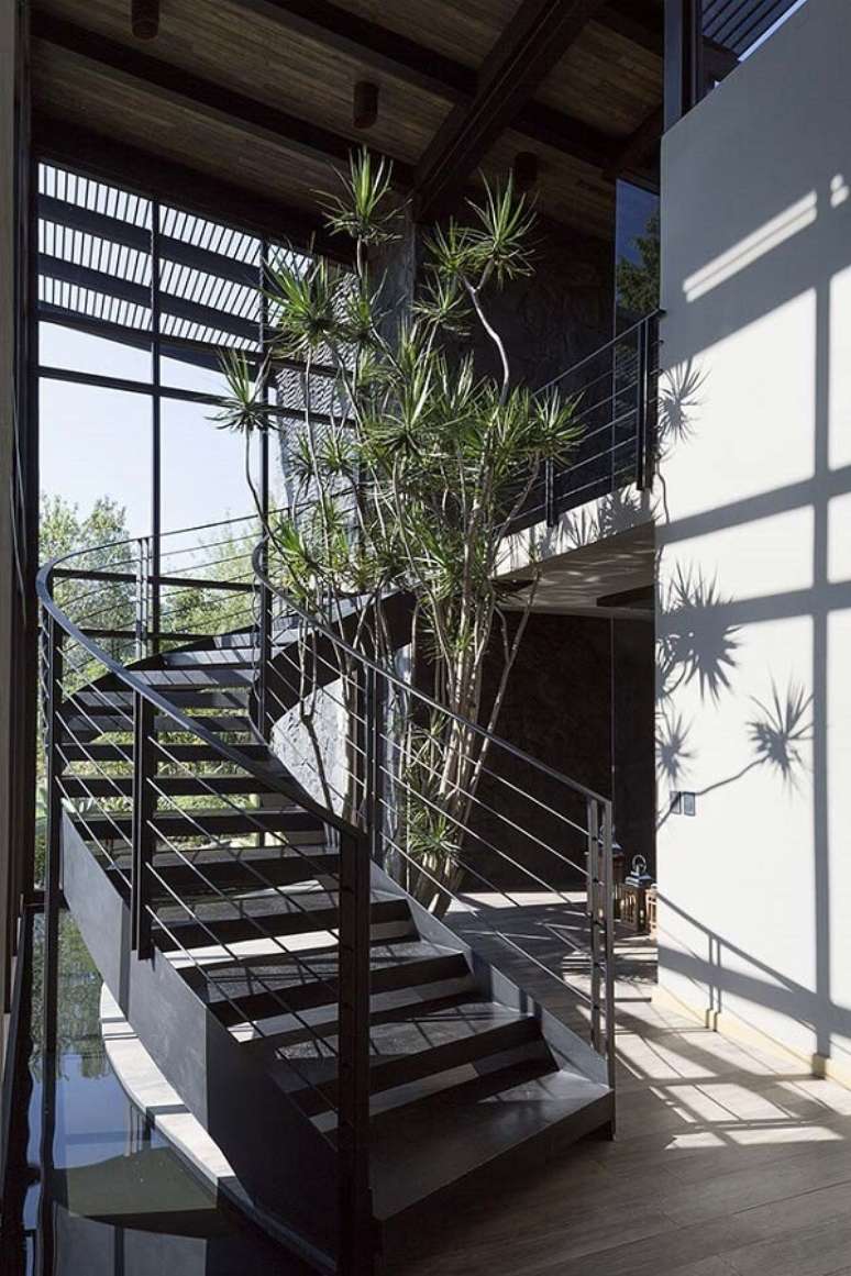 31. Jardim embaixo da escada curva e moderna preta – Foto Decor Facil