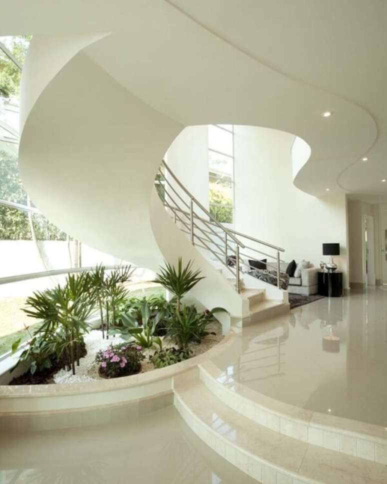 1. Jardim embaixo da escada da sala de estar moderna – Foto Aquiles N Kilaris