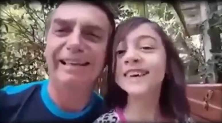 Bolsonaro sugere, em brincadeira, que filha Laura será candidata em 2042