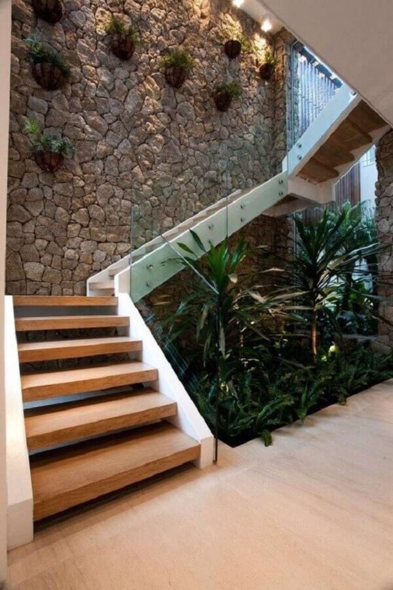 11. Decoração com jardim embaixo da escada de madeira e vidro -Foto Twittwe