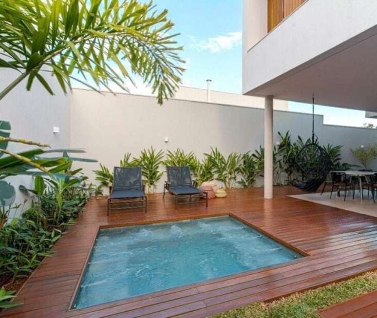 51. Área de lazer com deck de madeira e piscina quadrada pequena – Foto Agape Arquitetura