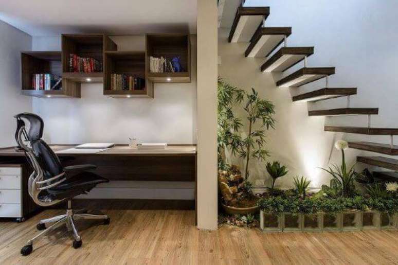 54. Home office perto do jardim embaixo da escada iluminado – Foto Ricardo Lopez