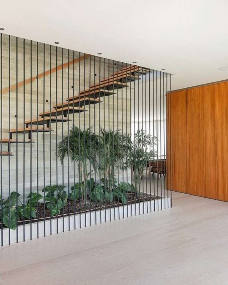 23. Escadas modernas retas com jardim de inverno embaixo &ndash; Foto NR Arquitetura