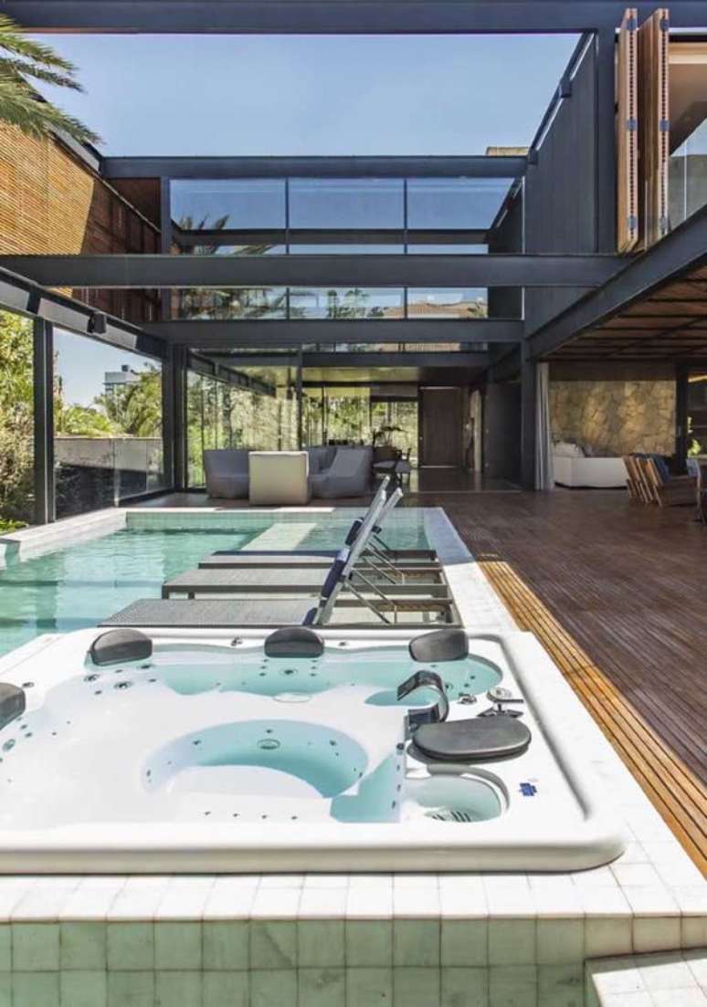 24. Piscina quadrada com jacuzzi são perfeitas – Foto Decor Facil