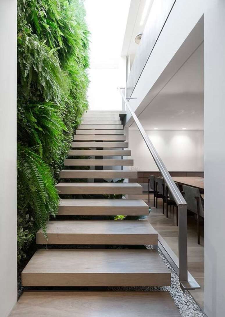 29. Jardim embaixo da escada com parede verde – Foto Decor Facil