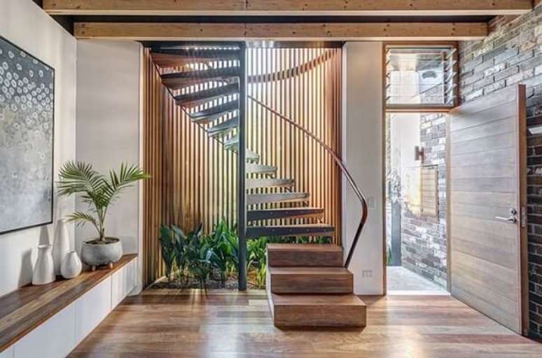 25. Jardim embaixo da escada caracol de madeira &ndash; Foto Decor Facil