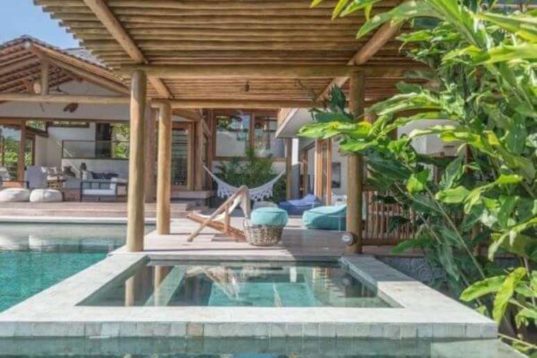 16. Pergolado de madeira para quintal com piscina quadrada – Foto DB Arquitetos