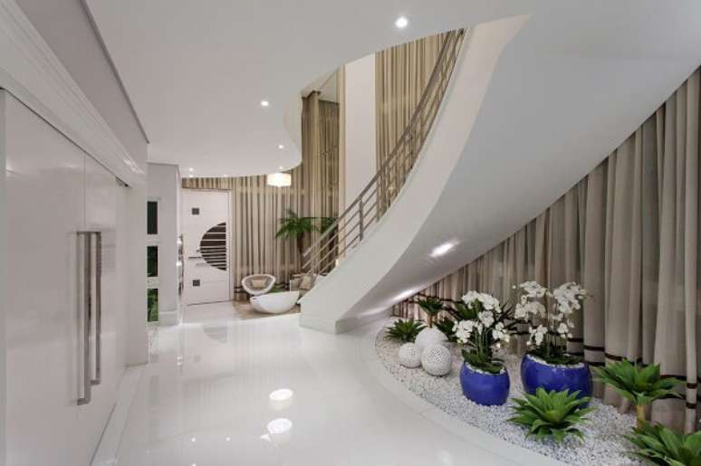 62. Casa luxuosa com jardim embaixo da escada – Foto Aquilesnicol