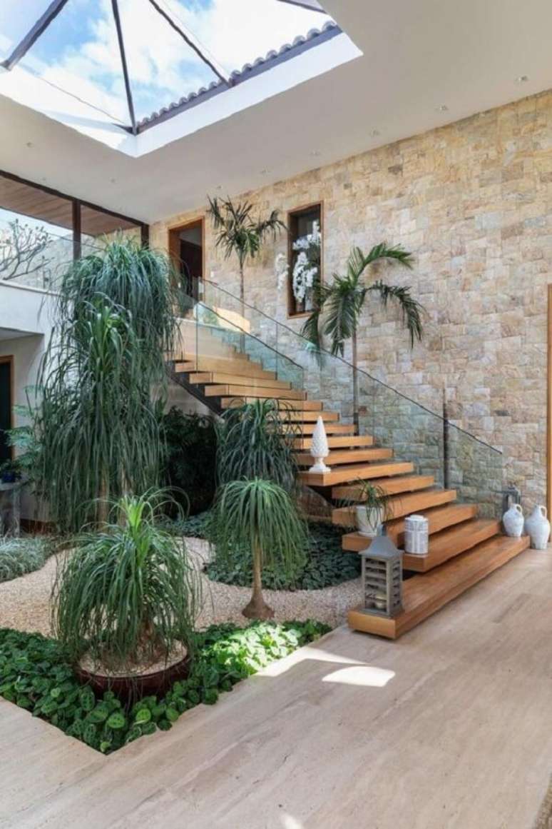 61. Casa grande com jardim embaixo da escada moderna – Foto Casa de Valentina