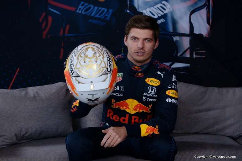 Max Verstappen apresentou seu novo capacete para 2022 