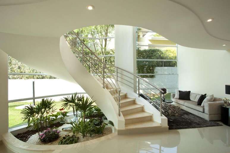 60. Casa grande com jardim artifical embaixo da escada – Foto Arquiles Nicolas Kilaris