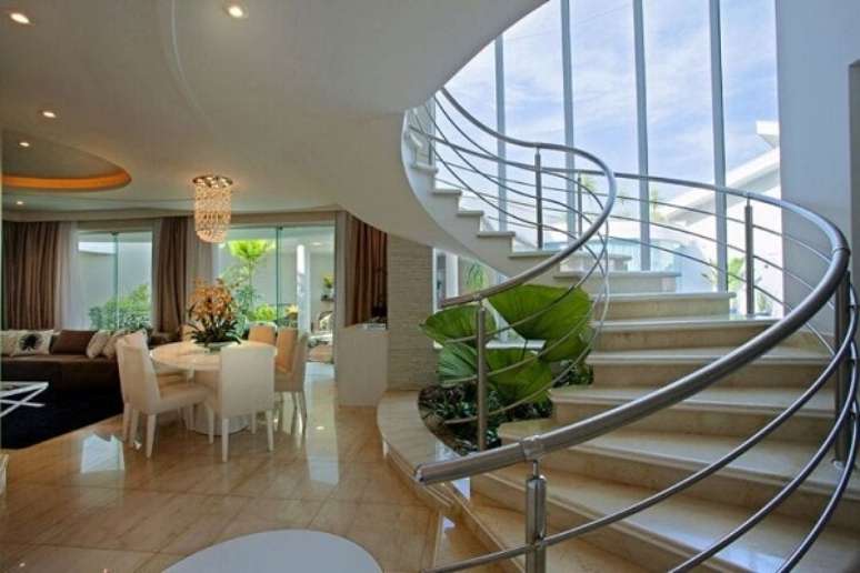 53. Mans&atilde;o com jardim embaixo da escada curva &ndash; Foto Aquiles N Kilaris