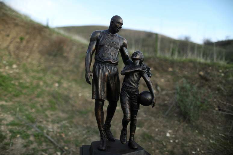 Estátua de bronze em homenagem a Kobe Bryant e sua filha, Gianna