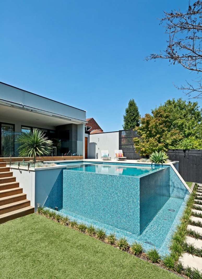 57. Casas com piscina quadrada e jardins lindos &ndash; Foto Houzz