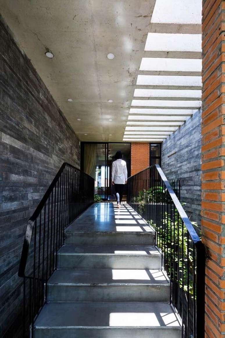 38. Jardim embaixo da escada de ferro &ndash; Foto Decor Facil