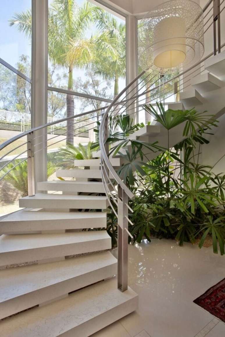 32. Jardim embaixo da escada curva na cor branca – Foto Pupo Gaspar Arquitetura