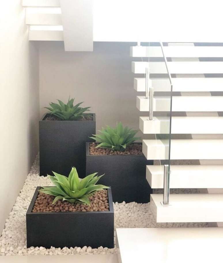 64. Jardim embaixo da escada feito de suculentas e vasos pretos &ndash; Foto Va Arquitetas Associadas