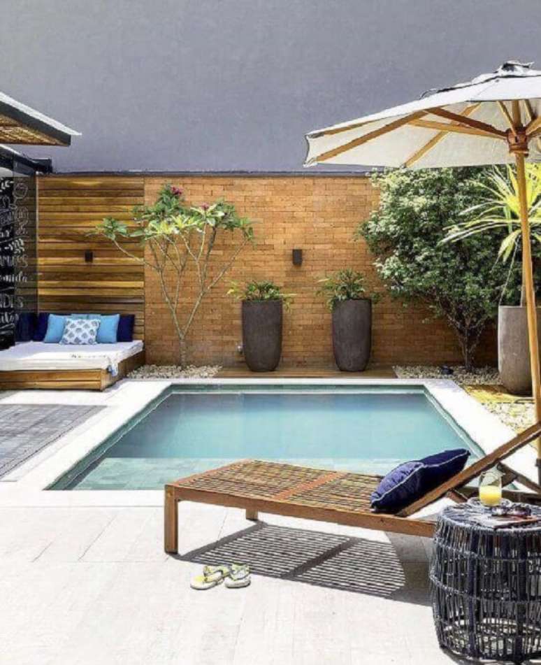 49. Quintal pequeno com piscina e moveis confort&aacute;veis &ndash; Foto Homeit
