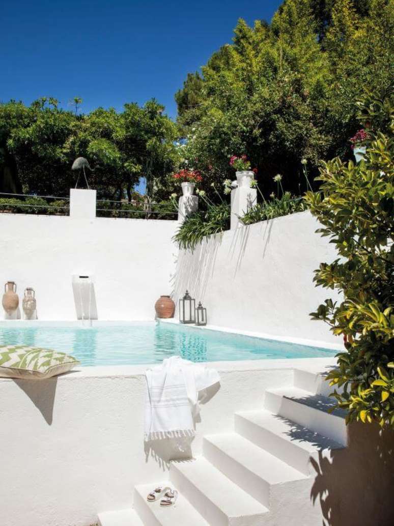 19. Piscina quadrada branca &ndash; Foto El Mueble