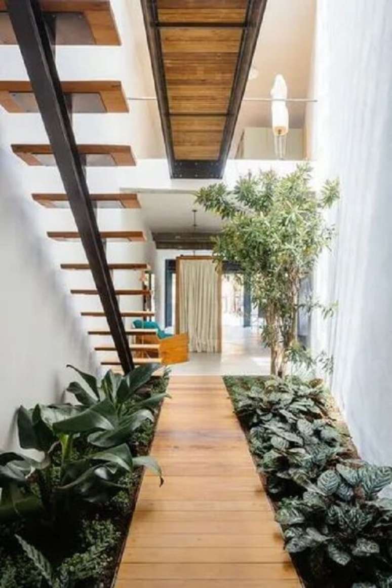 56. Sala com jardim embaixo da escada de madeira – Foto Anest with yard