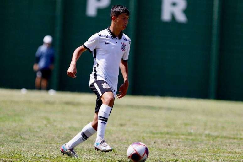 Lucas Molina joga com a camisa 10 do Corinthians na categoria sub-15(Foto: Divulgação)