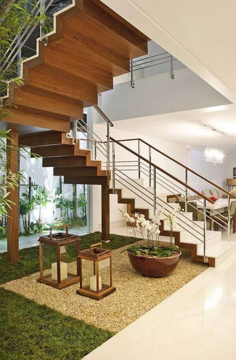 30. Jardim embaixo da escada com vaso de orquídea – Foto Decor Facil