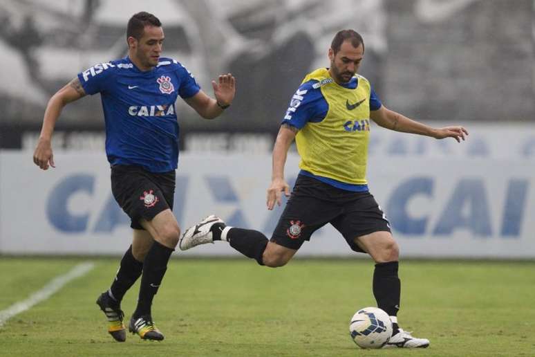 Danilo e Renato Augusto durante treino do Timão (Foto: Daniel Augusto Jr./Ag. Corinthians)