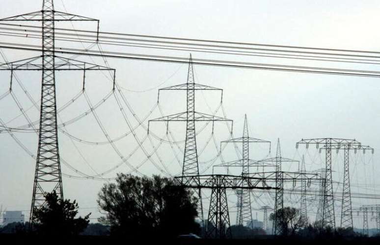 Torres de linha de transmissão de energia
REUTERS/Pawel Kopczynski