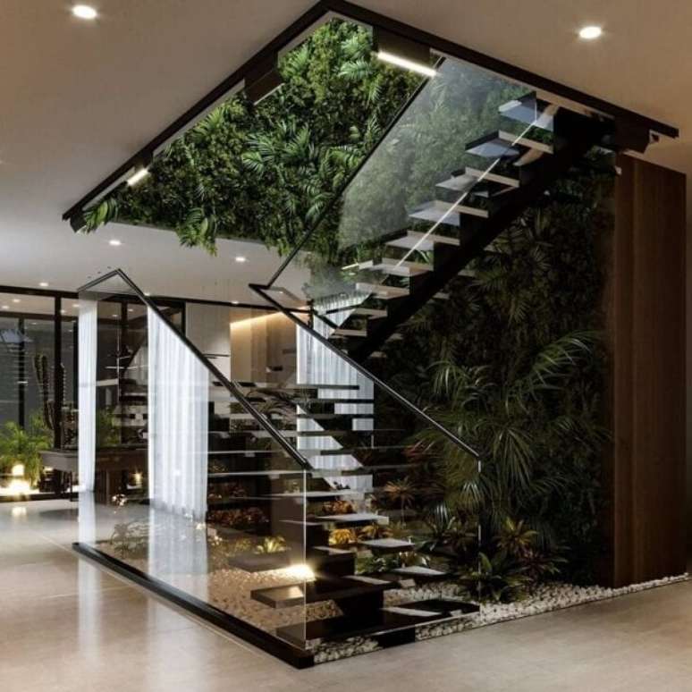 63. Casa moderna com jardim embaixo da escada – Foto Raw Mix Design