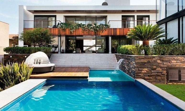 33. Piscina quadrada grande com cascata no quintal de casa moderna – Foto Decor Fácil