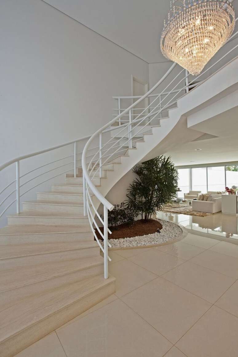 52. Lustre para escada moderno com decora&ccedil;&atilde;o de jardim de inverno &ndash; Foto Aquiles Nicolas Kilaris