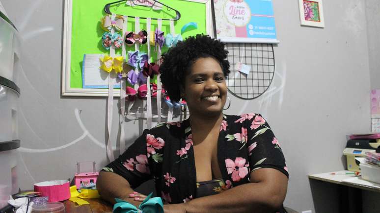 A professora e artesã Aline Lopes é uma das beneficiadas pelas doações de retalhos da Dugueto