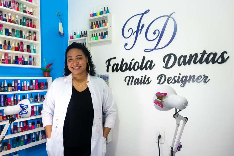 A designer de unhas Fabíola Dantas em seu salão no bairro de Sussuarana