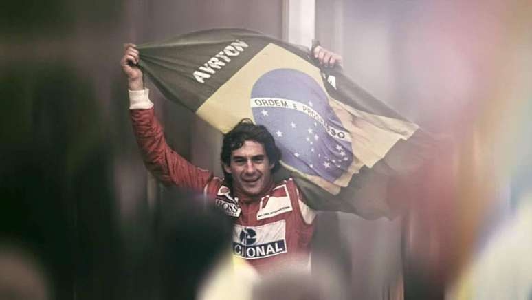 Ayrton Senna com a bandeira no GP da Europa de 1993