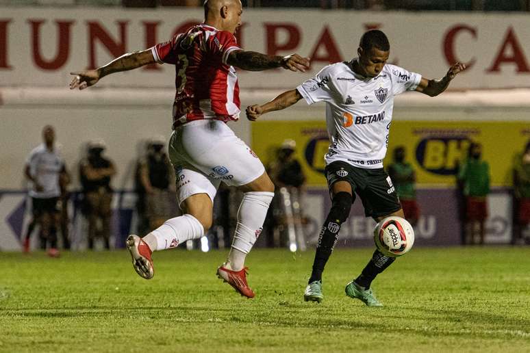 Atlético-MG sofre mas empata no fim com o Villa Nova