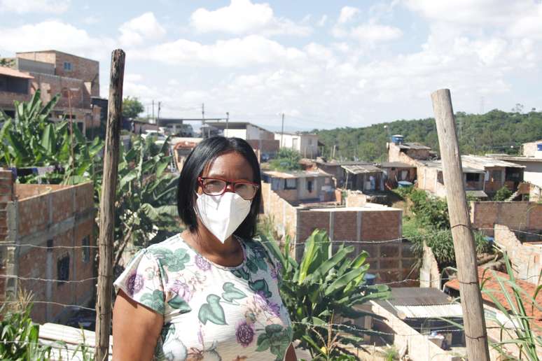 Edna da Izidora em frente à ocupação Esperança, onde é liderança comunitária