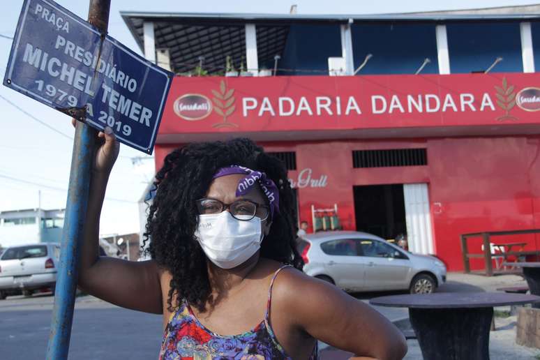 Luhh Dandara em frente à praça organizada pelos moradores