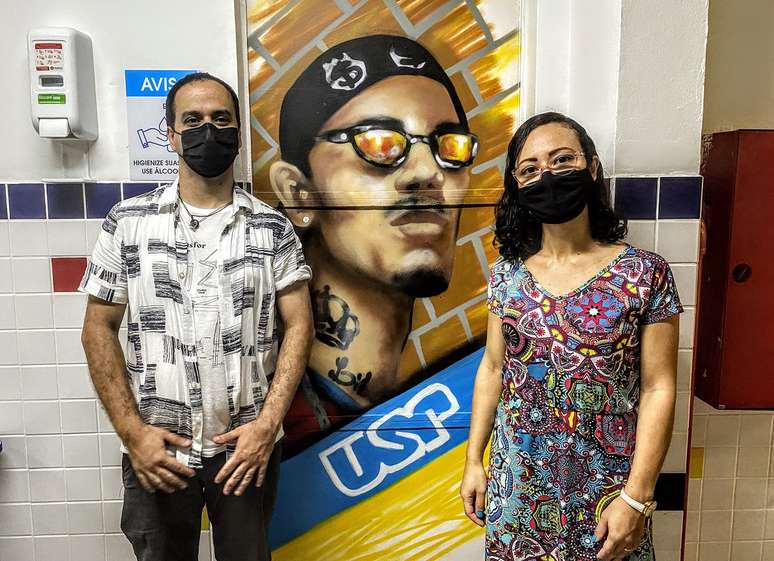 O diretor e a professora em frente ao desenho do Chavoso da Usp @Patrícia Vilas Boas/Agência Mural
